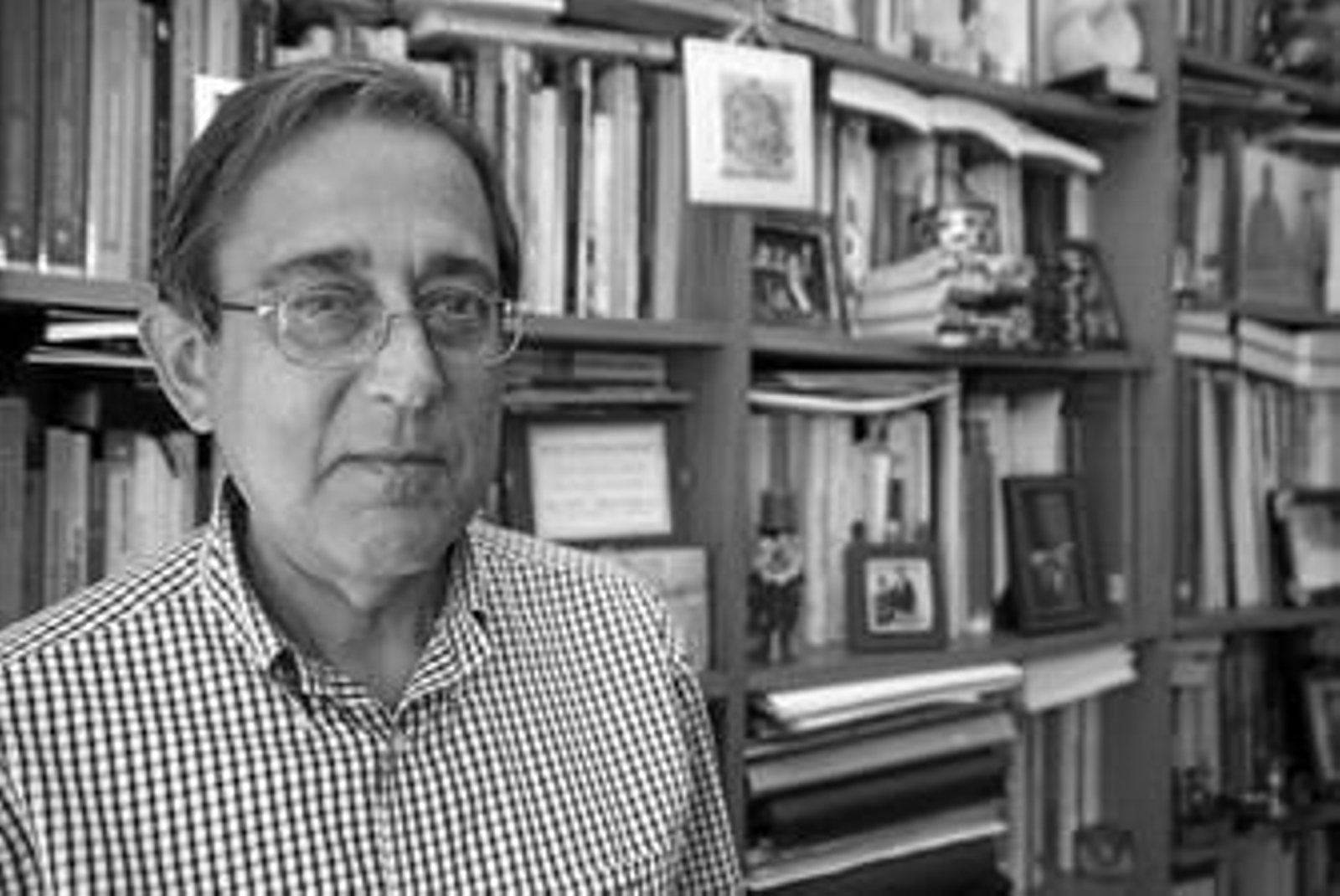 José Manuel Esteve, junto a sus libros en su casa de Málaga.