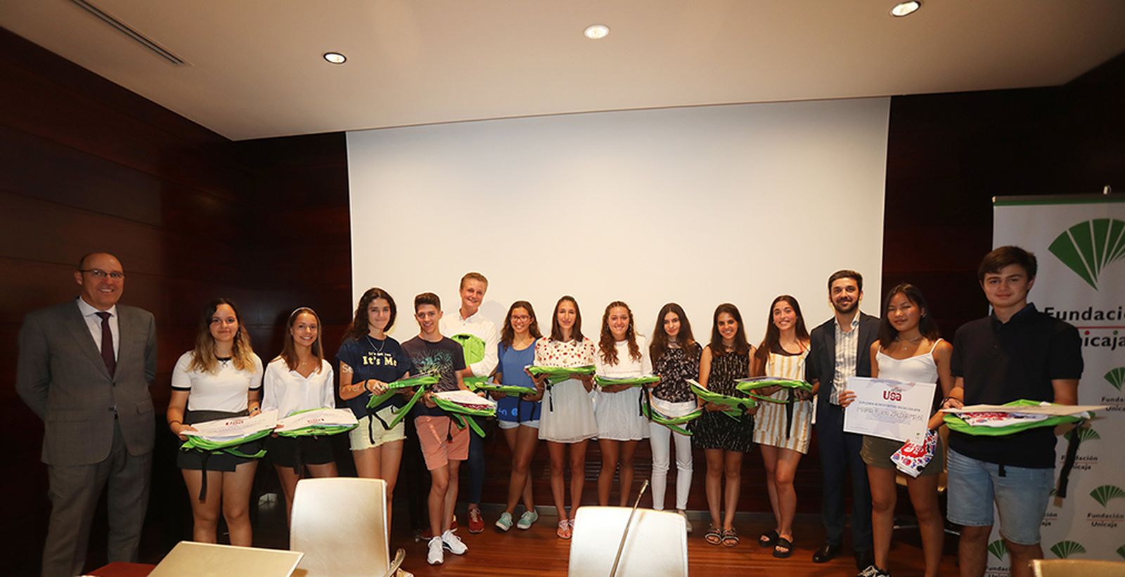 Los estudiantes recogieron los diplomas de las becas en un acto celebrado recientemente.