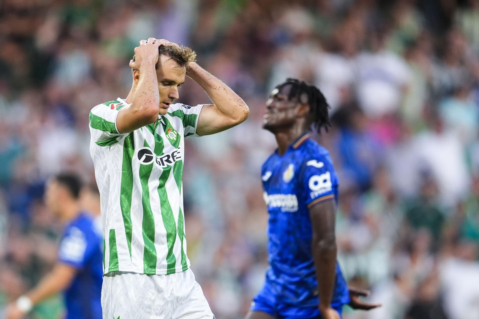 Diego Llorente se lamenta por una acción durante el partido con el Getafe.