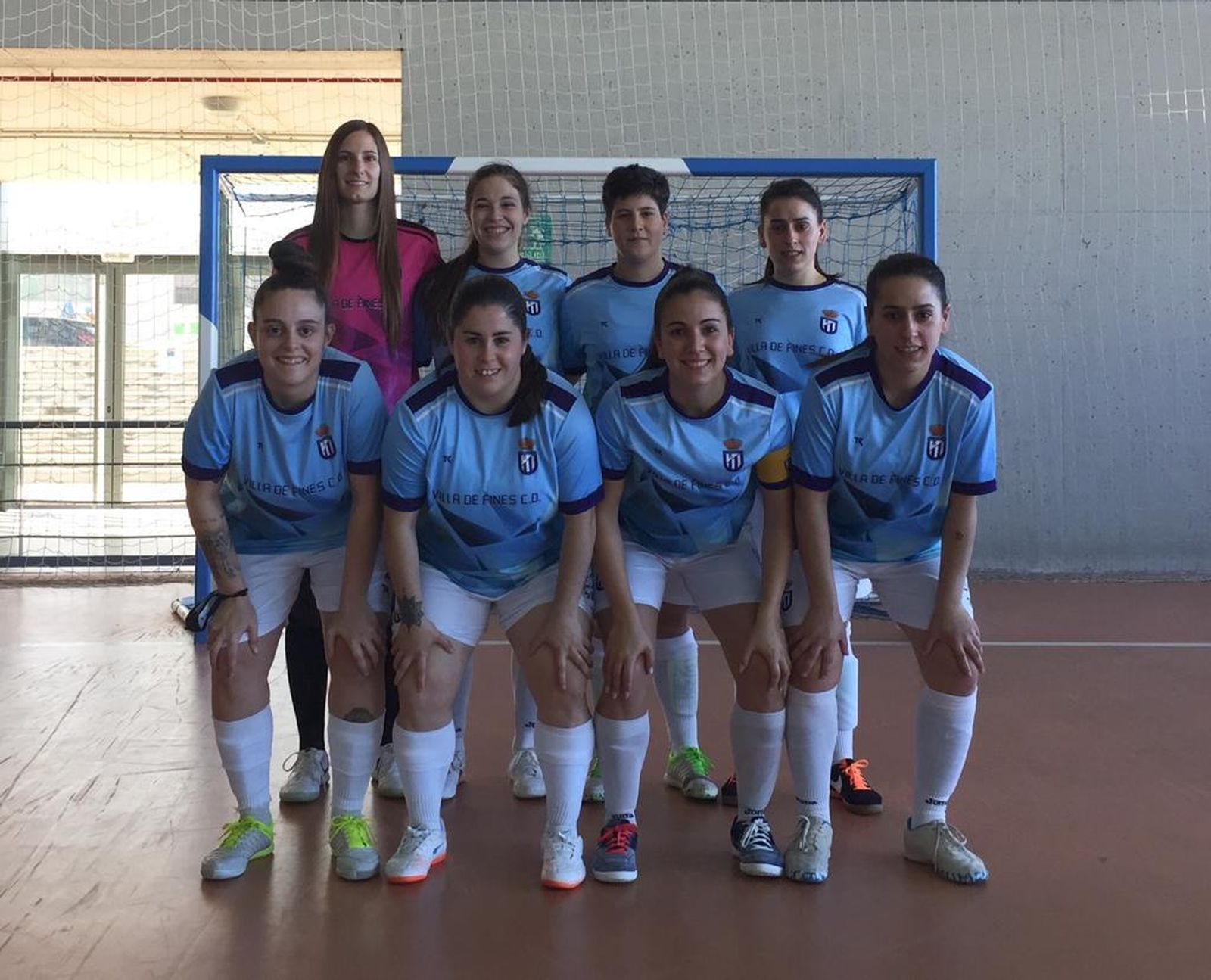 Las jugadores del Villa de Fines posan antes de un partido en su etapa en Segunda División.