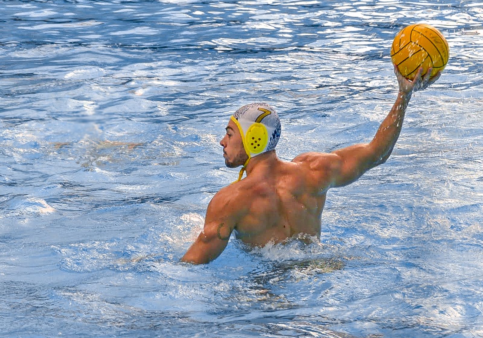 Javier del Pino intenta un lanzamiento a portería.