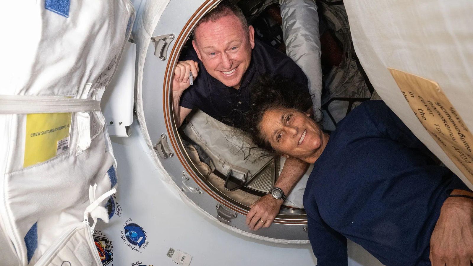 Los astronautas Barry 'Butch' Wilmore y Sunita 'Suni' Williams, en la Estación Espacial Internacional.