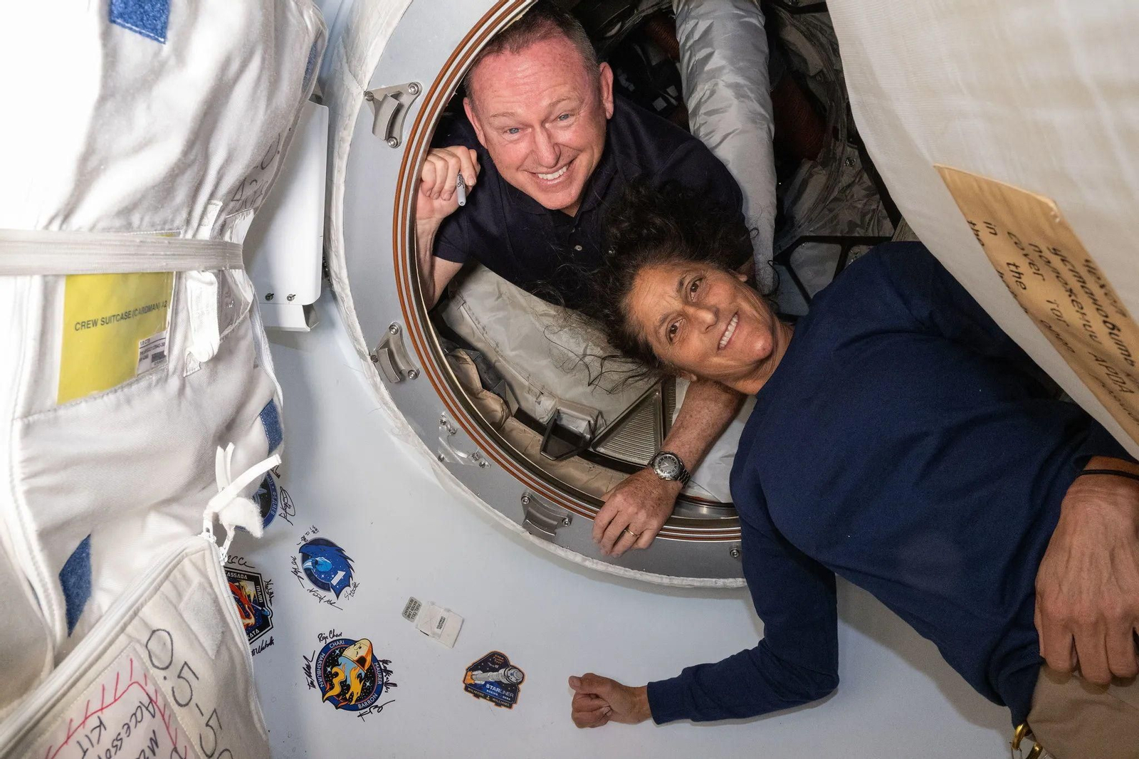 Los astronautas Barry 'Butch' Wilmore y Sunita 'Suni' Williams, en la Estación Espacial Internacional.