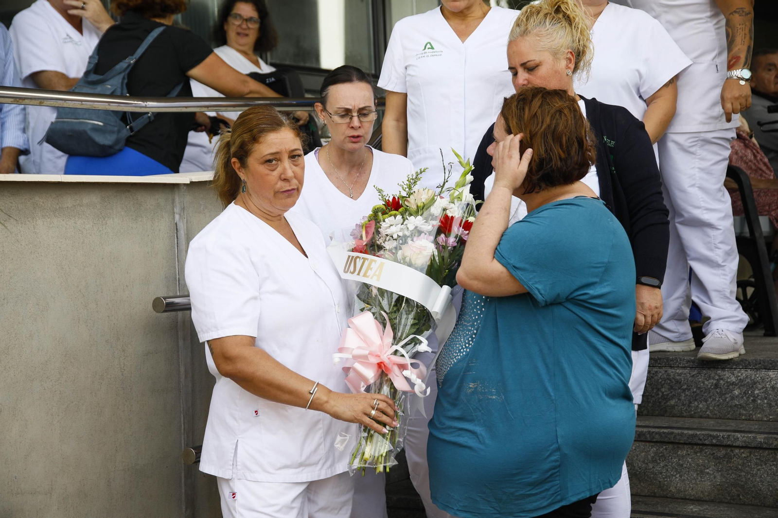 Las imágenes de la concentracion por el asesinato de Maria Nieves GP en la residencia del Zapillo en Almería