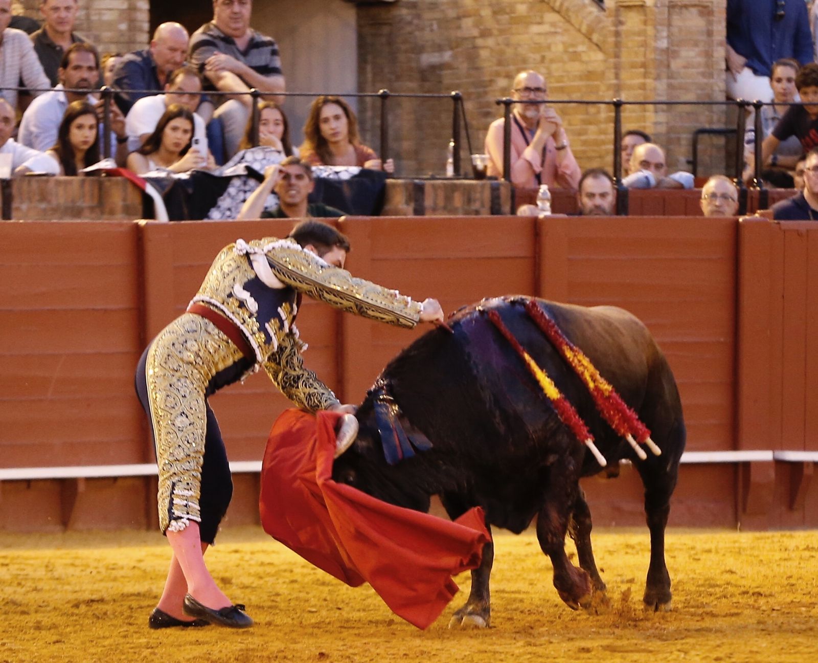 El novillero Jesús Álvarez entrando a matar en la Maestranza.