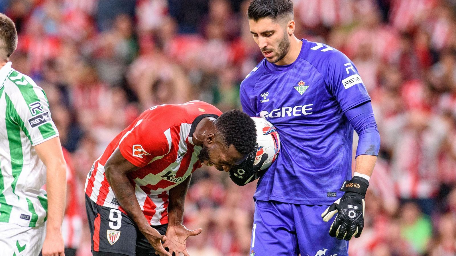 Rui Silva se hace con el balón en una acción ante Iñaki Williams.