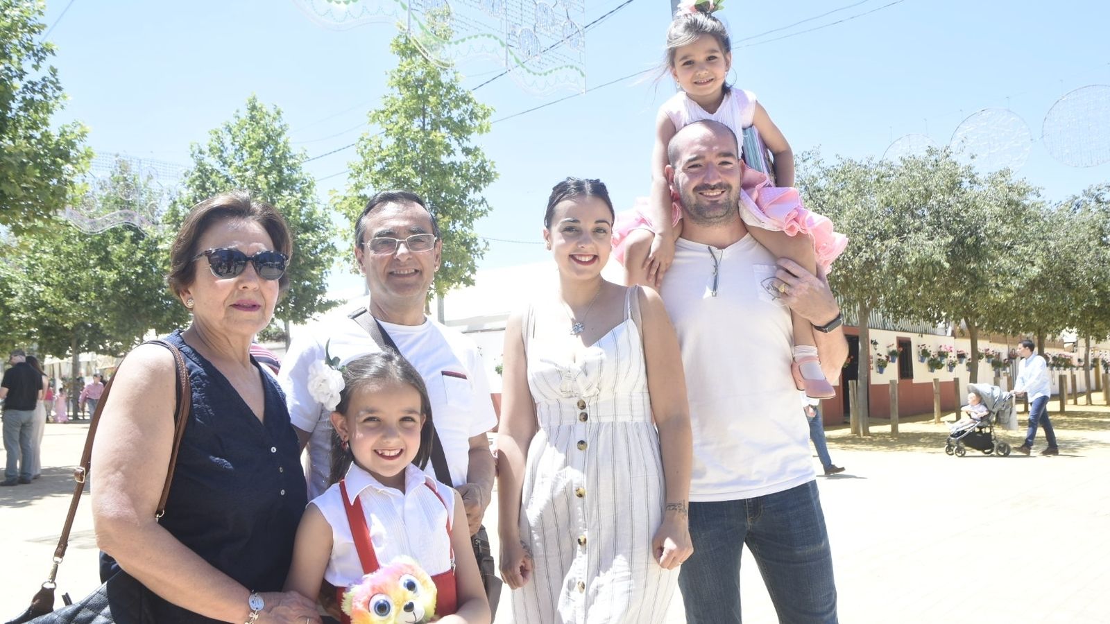 Sergio e Isabel pasean con su familia entre las casetas.