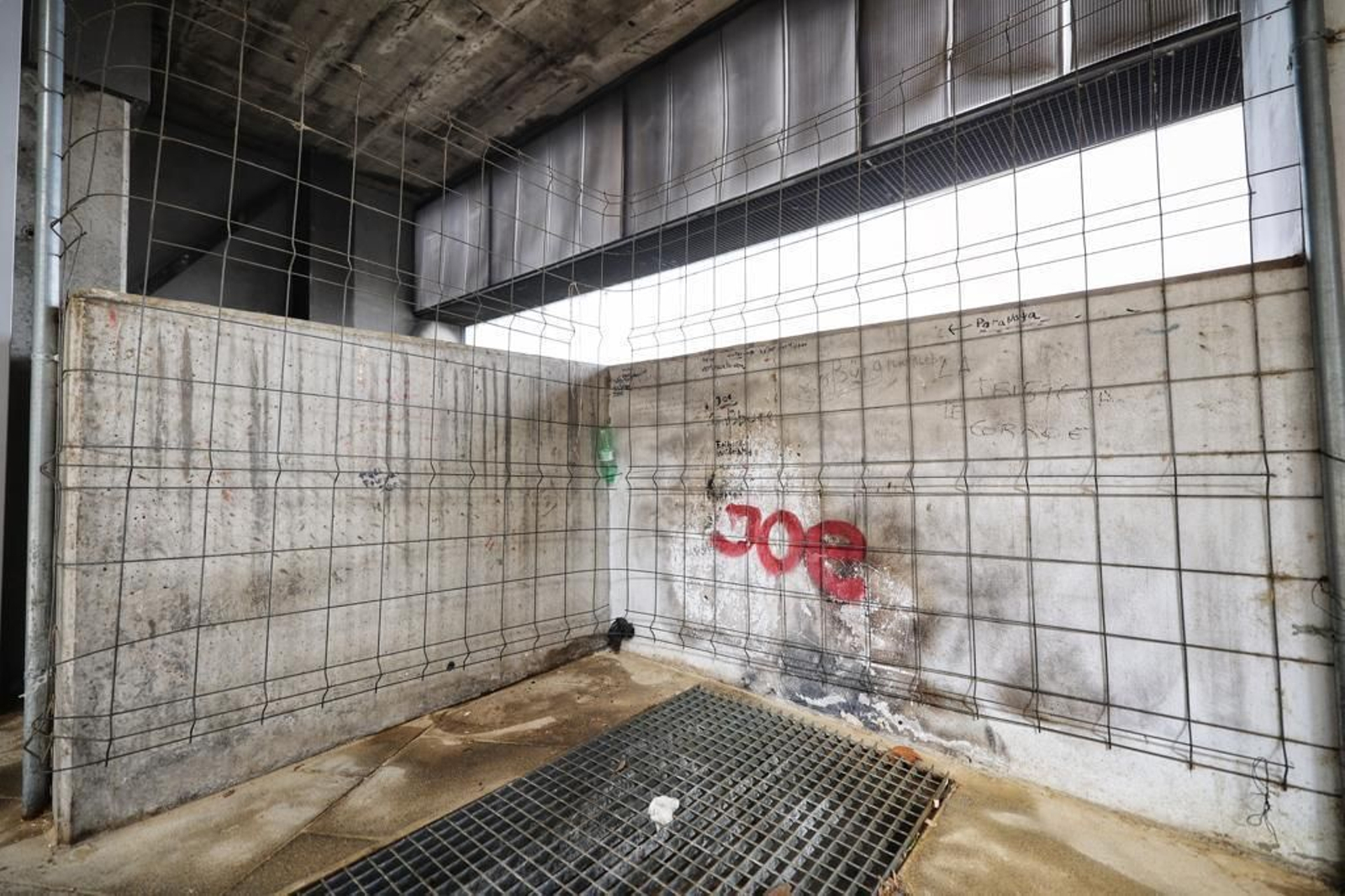 Imágenes del abandono de la pérgola del parque Genovés de Cádiz