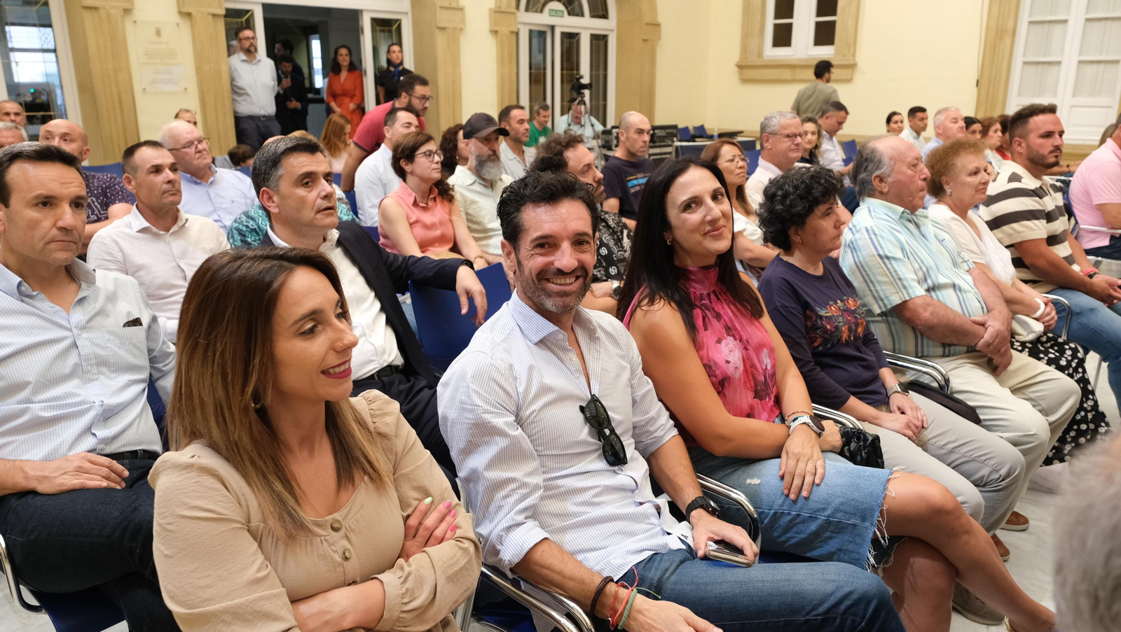 El Doctor Antonio Ríos presenta su libro 'Una Rodilla Feliz', en imágenes