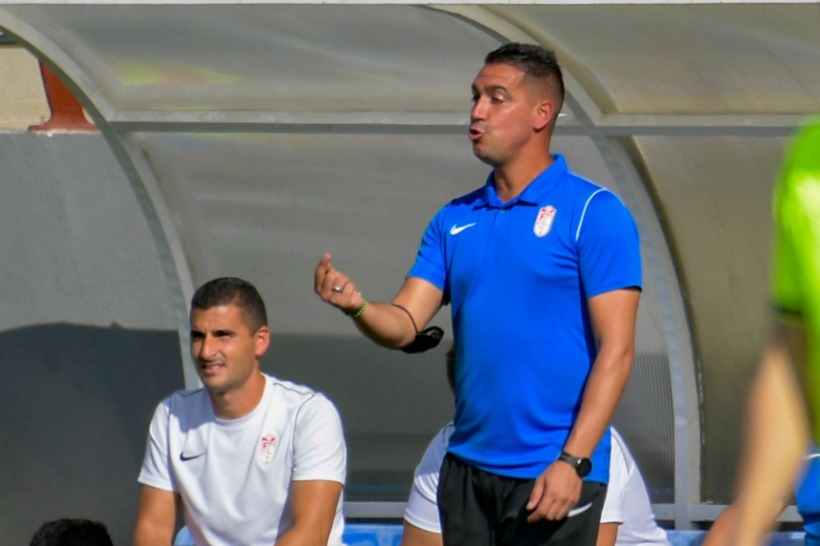 Juan Antonio Milla da instrucciones a sus jugadores en el duelo entre el Granada CF juvenil y el Tiro Pichón.