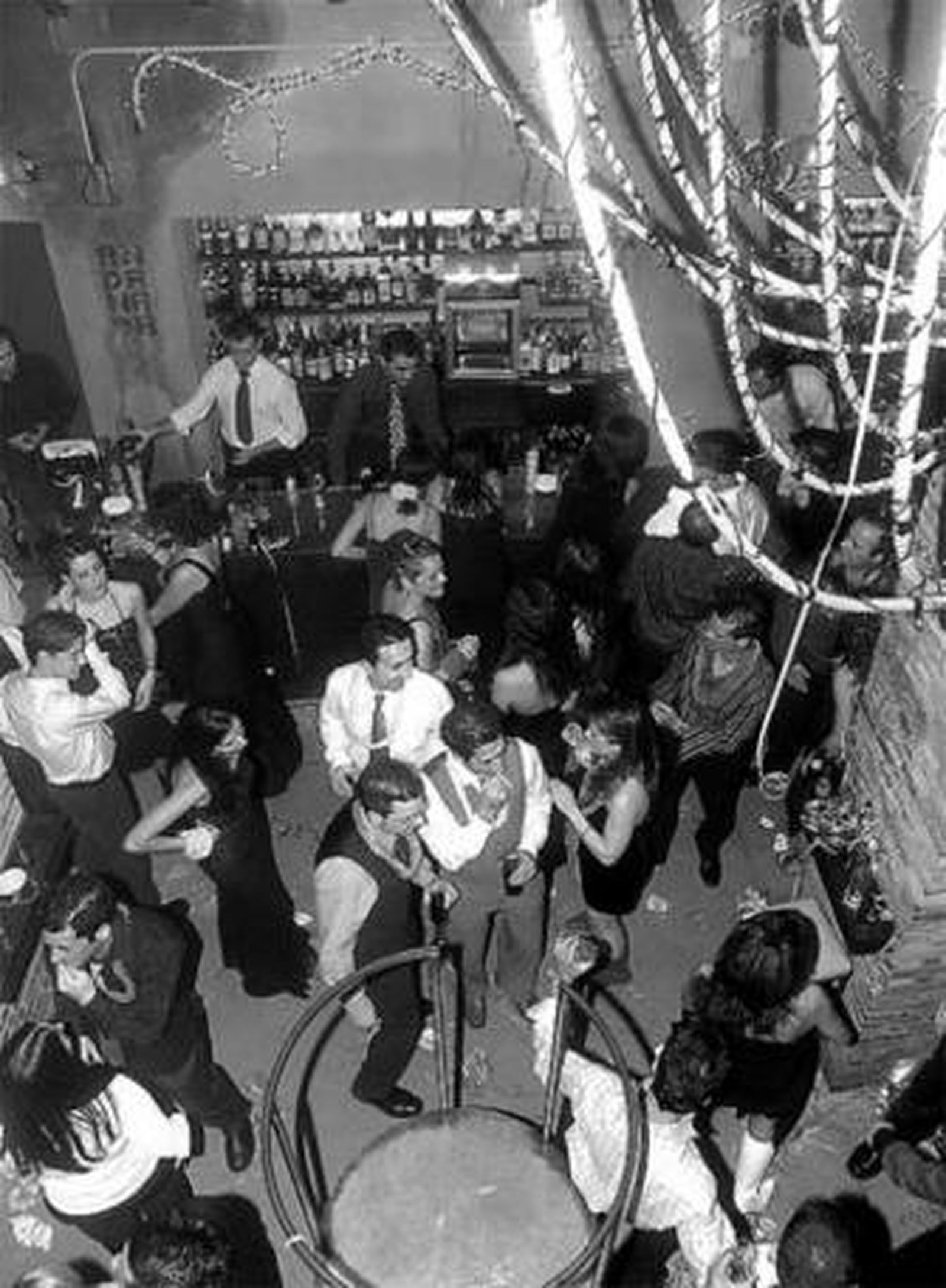 Fiesta de Nochevieja en un bar de copas.