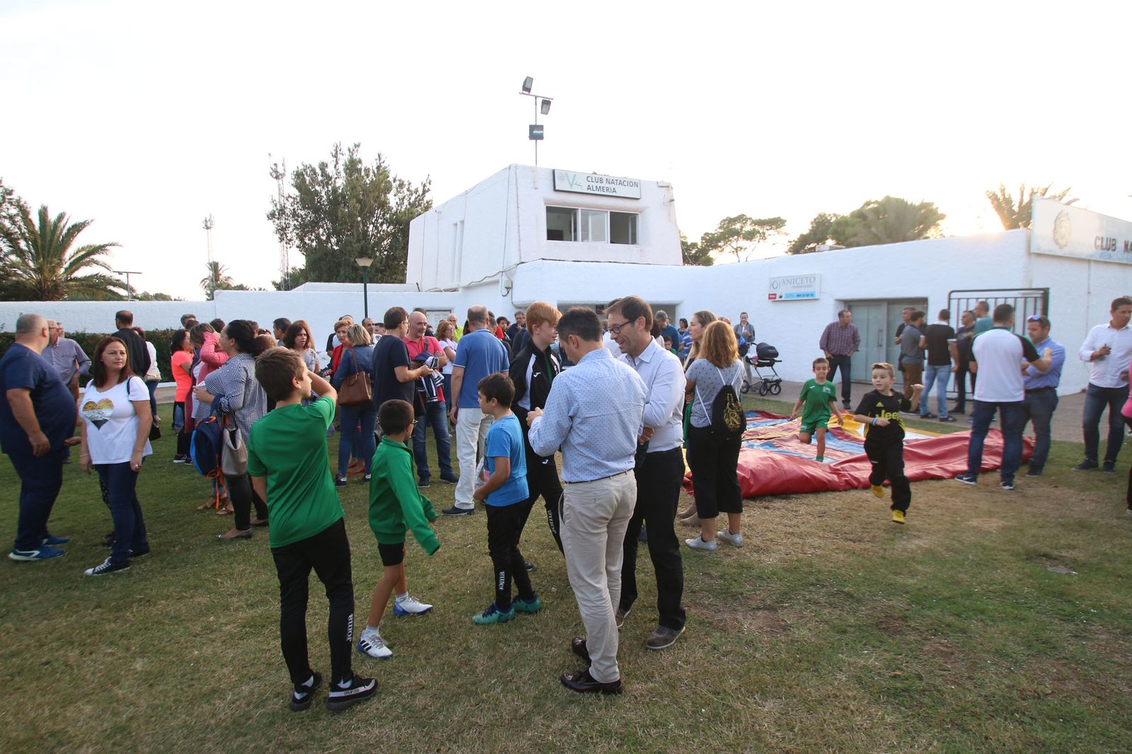 Padres, madres y pequeños se concentraron el lunes ante la secretaría del club.