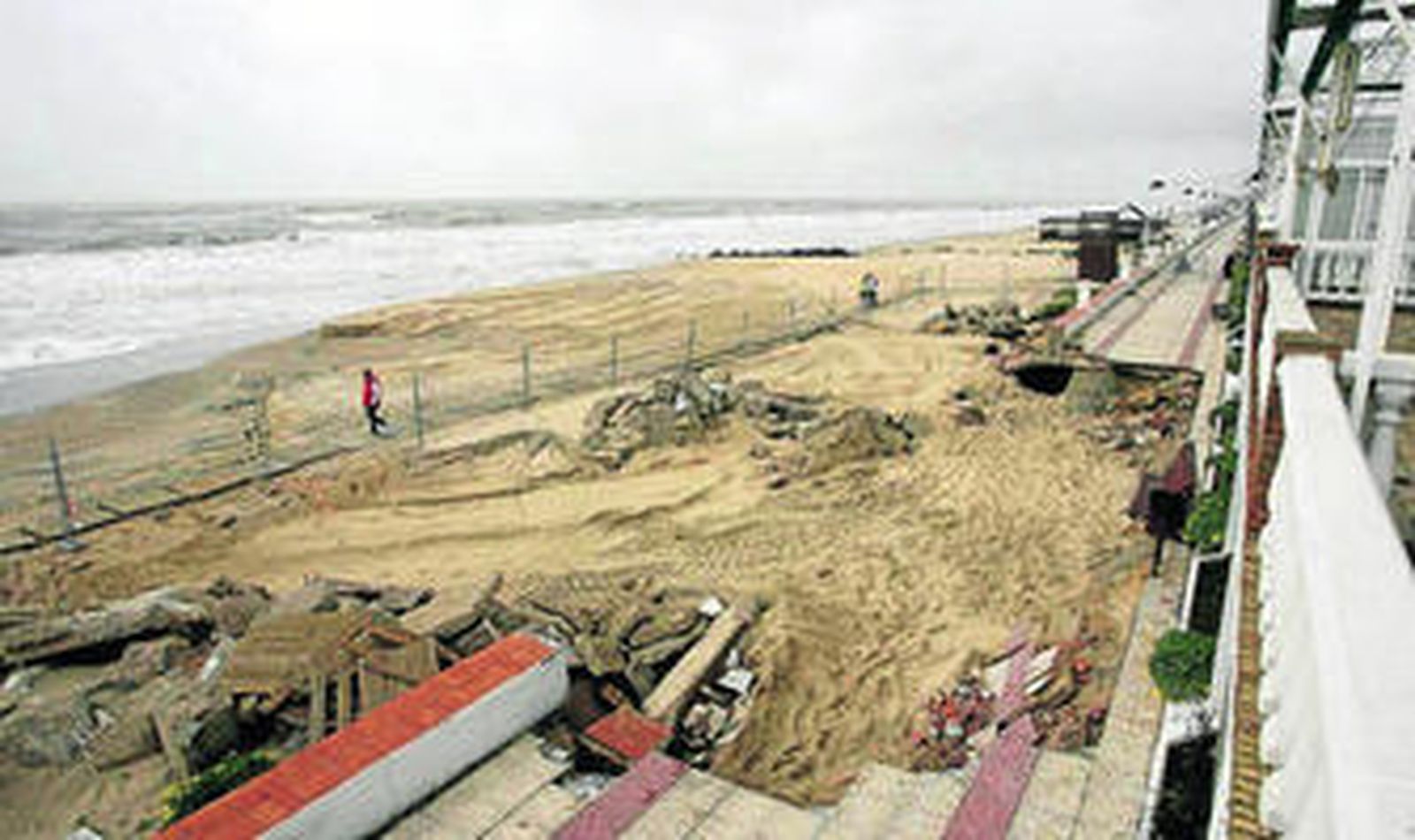 Un tramo del Paseo Martítimo de Matalascañas que se hundió el pasado mes de febrero.