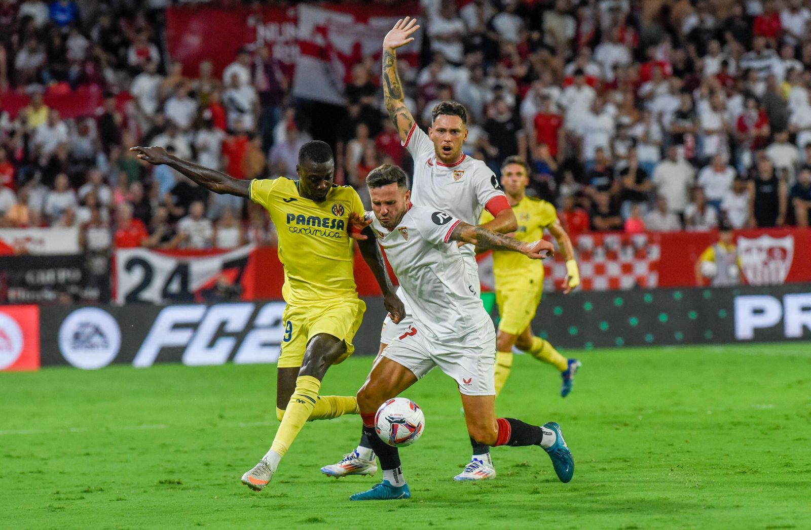 Saúl Ñíguez pelea para recuperar un balón con Pépé.