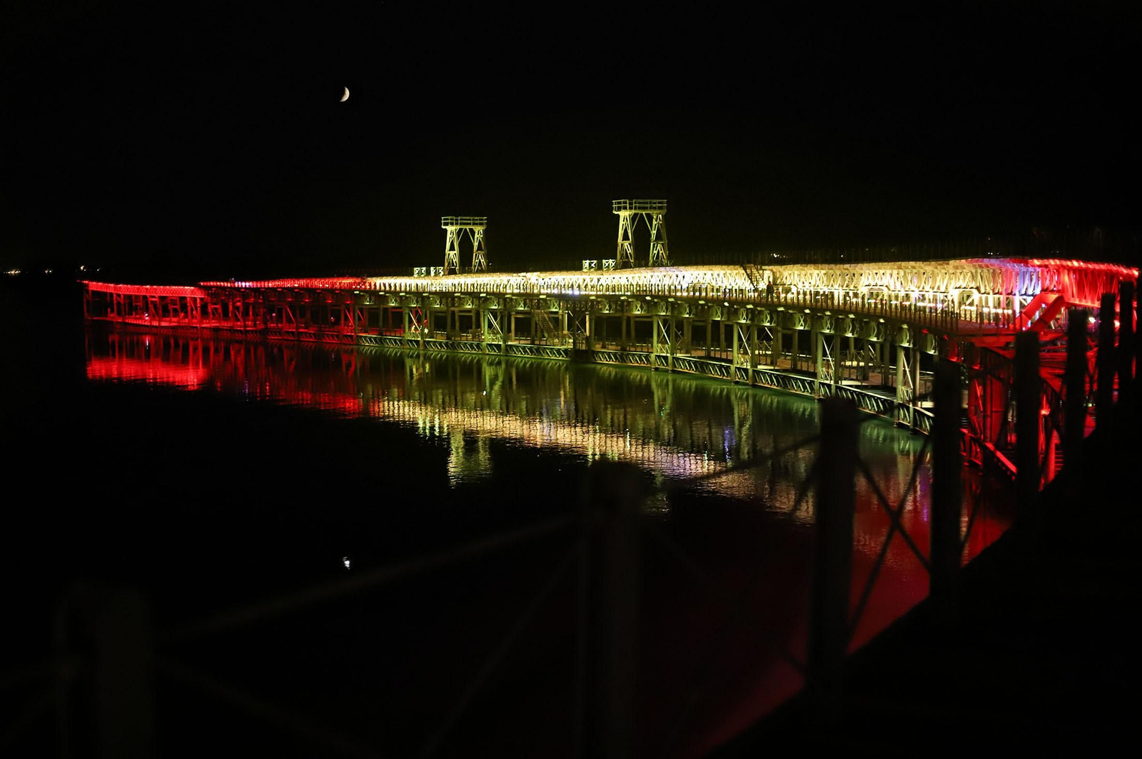 El muelle de mineral de la compañía Riotinto se engalana con los colores de España para celebrar el día de la Hispanidad, en imágenes