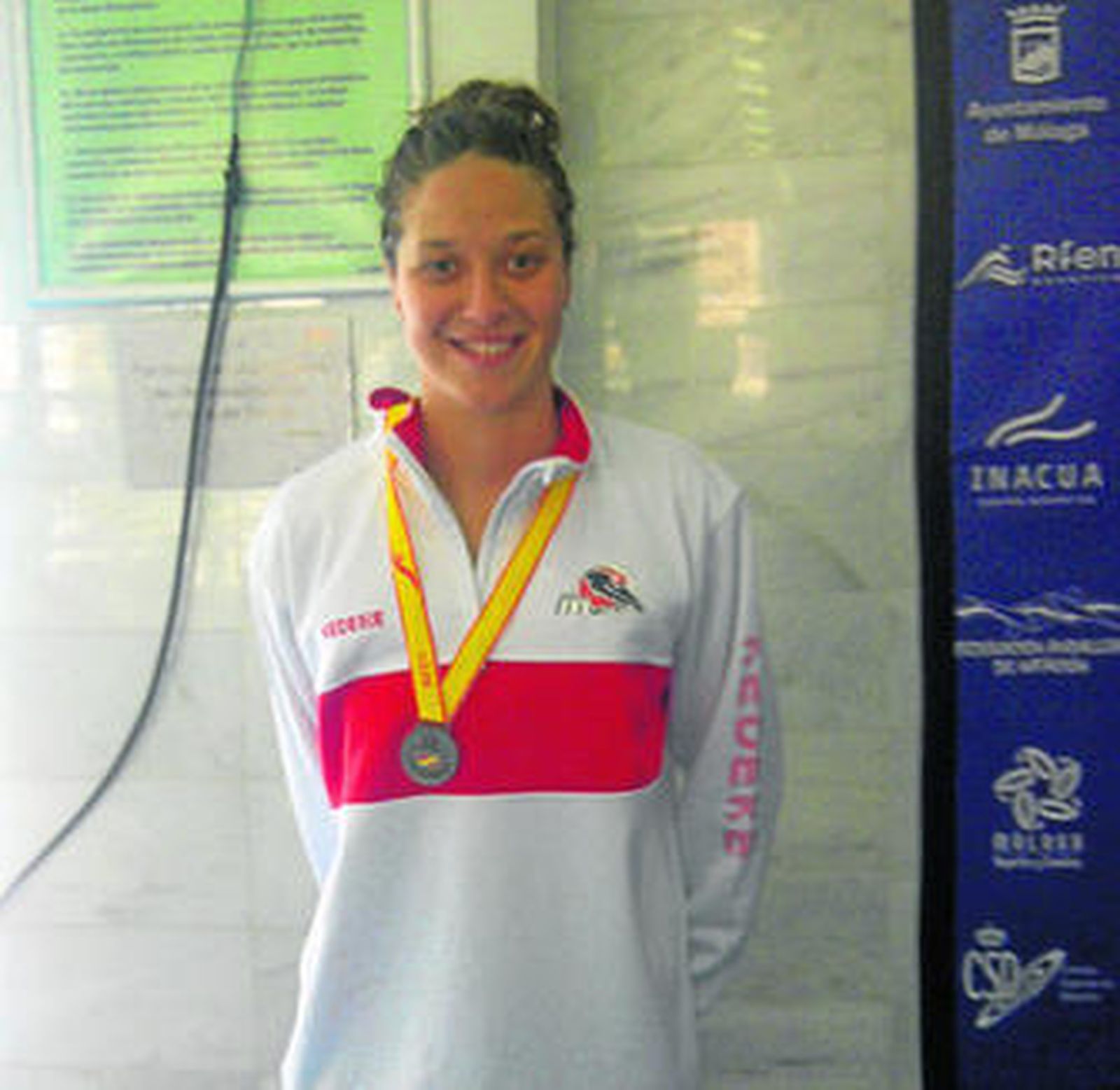 Duane da Rocha posa con la medalla de plata obtenida en los 100 espalda.