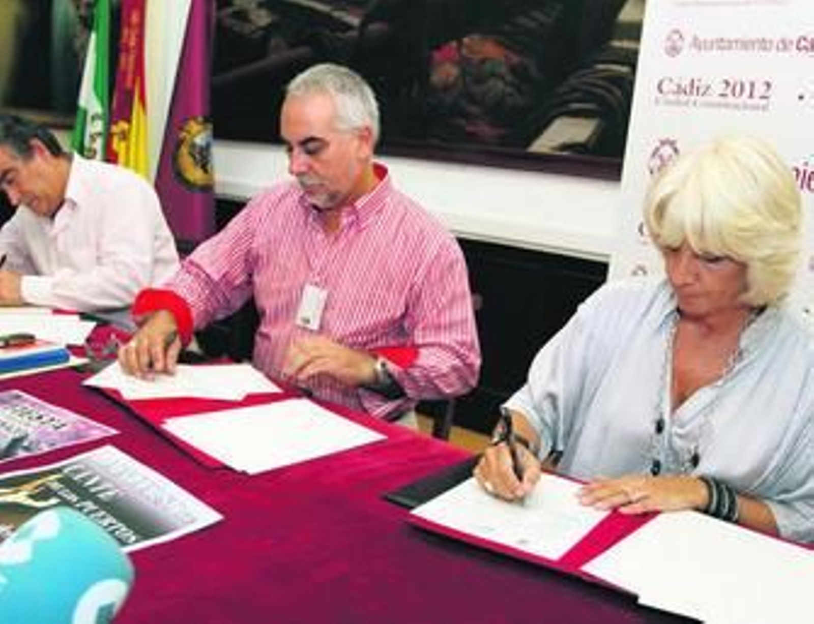 Salvador Muñoz, José Manuel Hesle y Teófila Martínez durante la presentación de la Fiesta de los Cañonazos.
