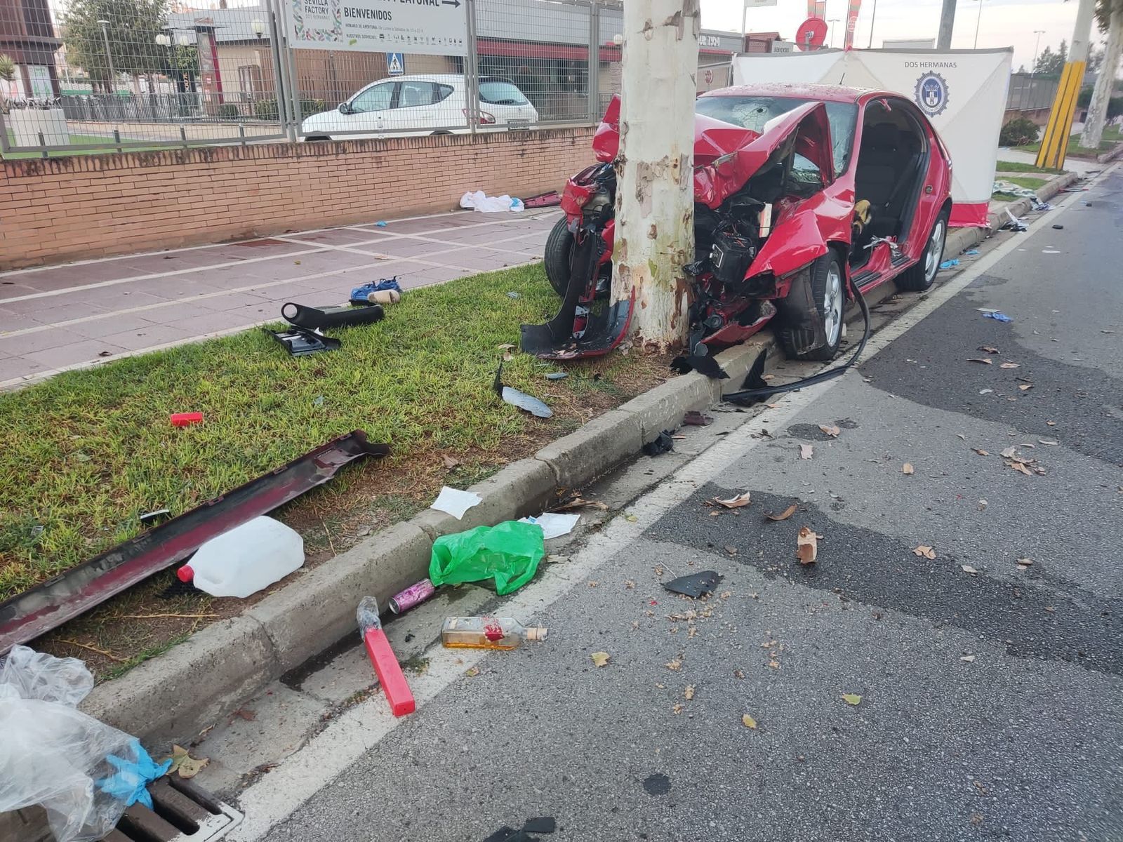 Estado en el que quedó el coche tras el accidente en la avenida  Ingeniero José Luis Prat.