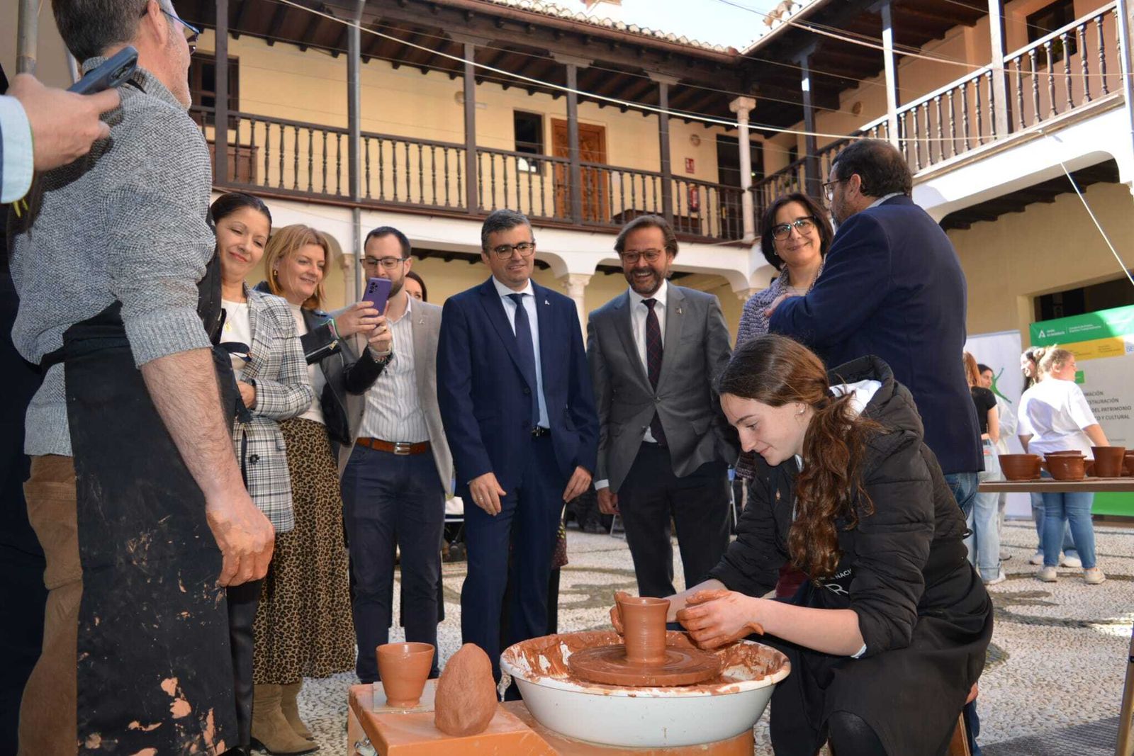 'Dedos pequeños, manos expertas', el homenaje a la Artesanía del Centro Albaicín