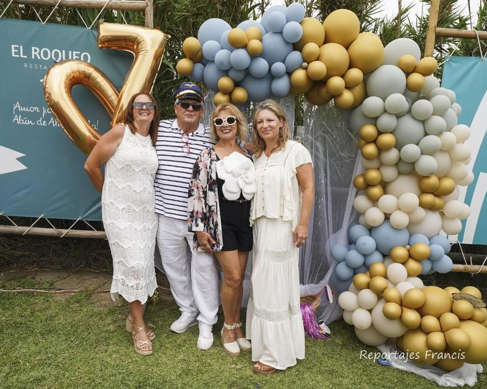 El anfitrión con Tuli Reales, Ana Reyes y Rosa Berrán, en el photocall.