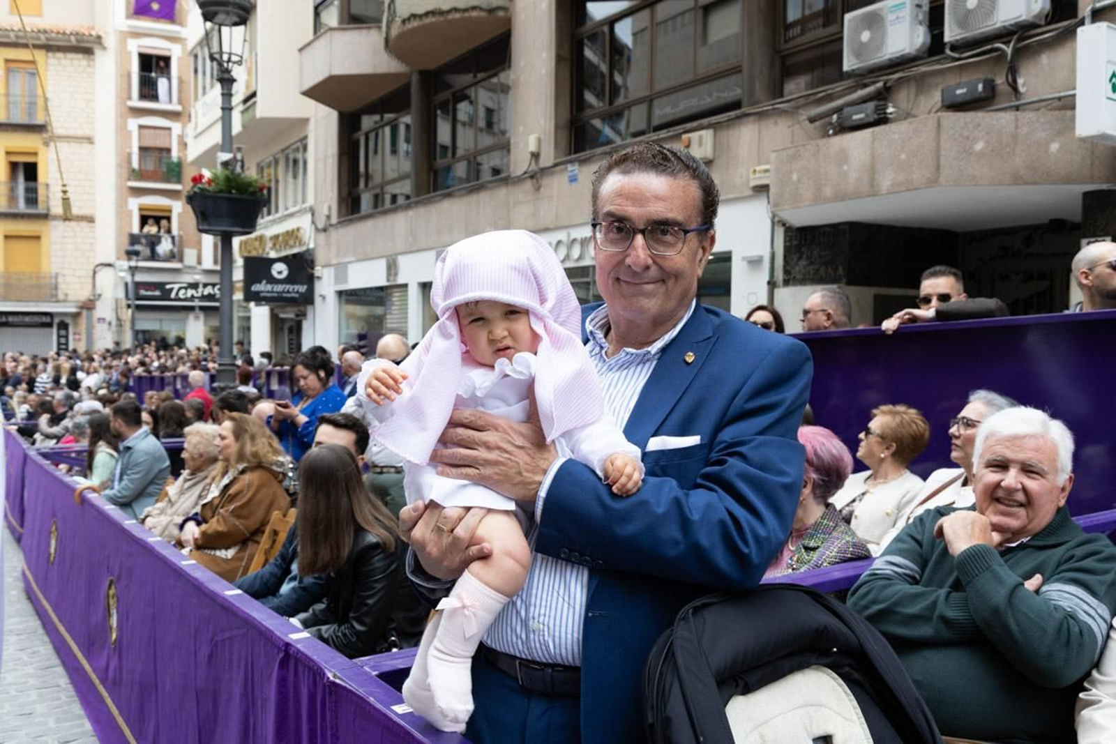 Los jiennenses se echan a la calle para presenciar la primera de las procesiones de la jornada: la Borriquilla (II)