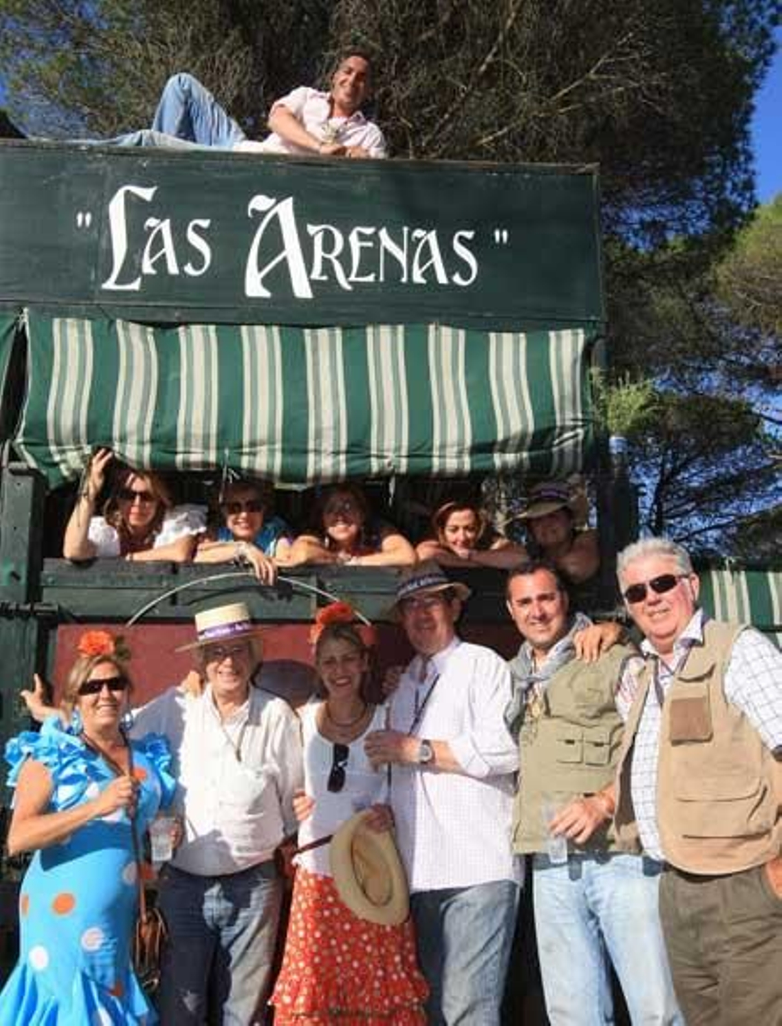 Los miembros de la peña rociera ‘Las Arenas’ posan para la cámara de Juan Carlos Toro.

Foto: Juan Carlos Toro
