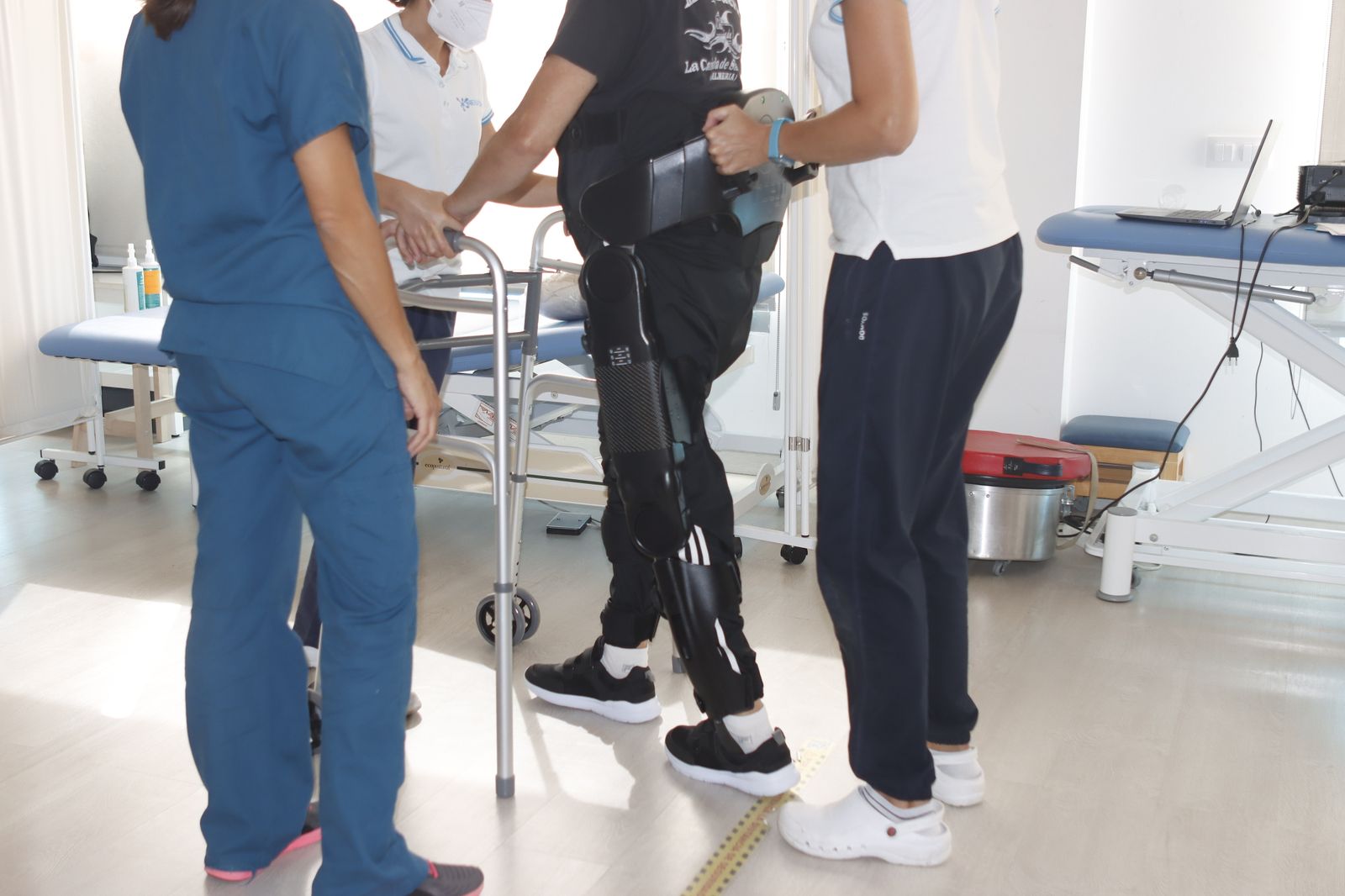 Un paciente con el exoesqueleto robótico.