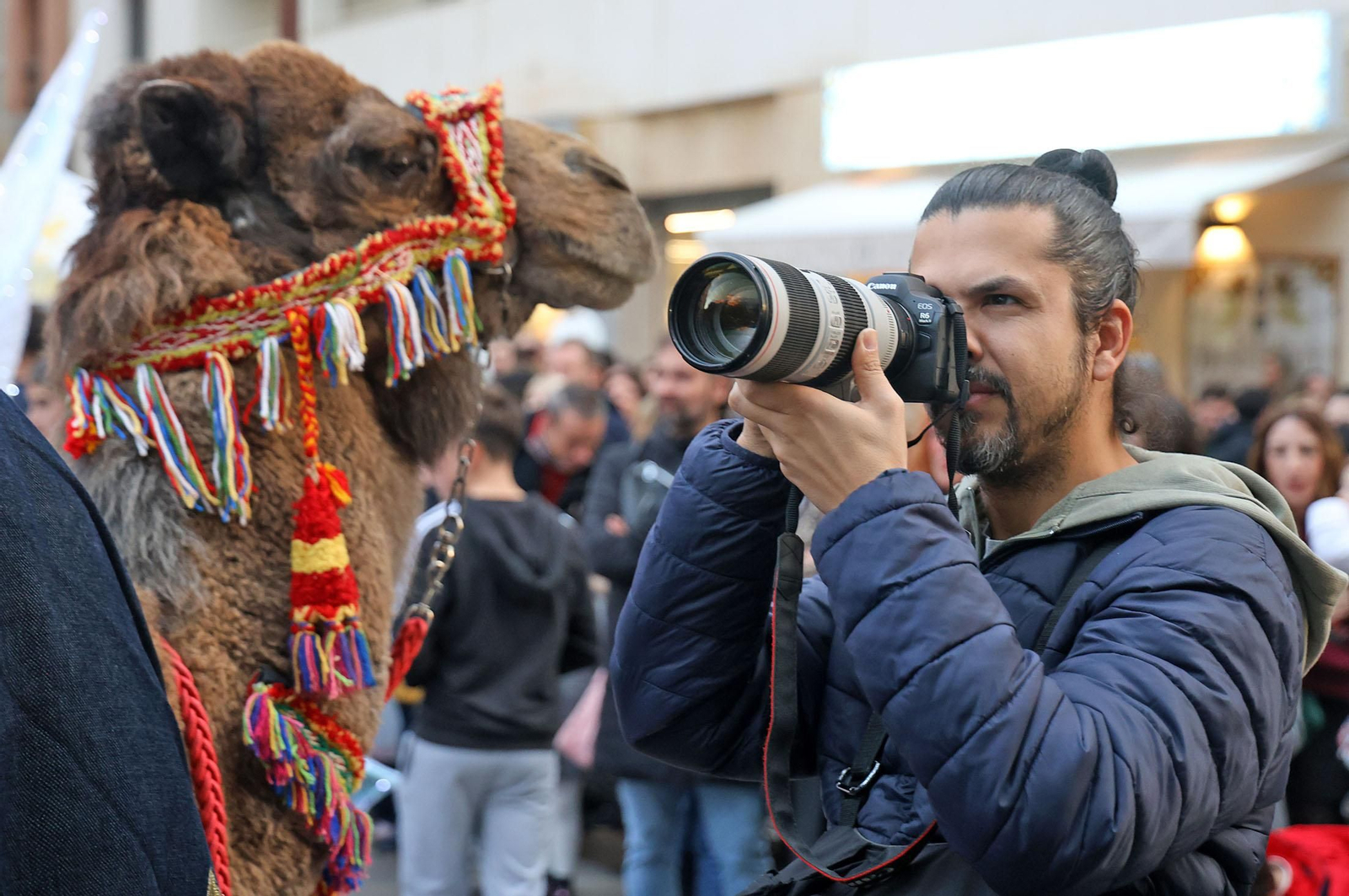 Imágenes del Heraldo Real anunciando la llegada de los Reyes Magos a Huelva