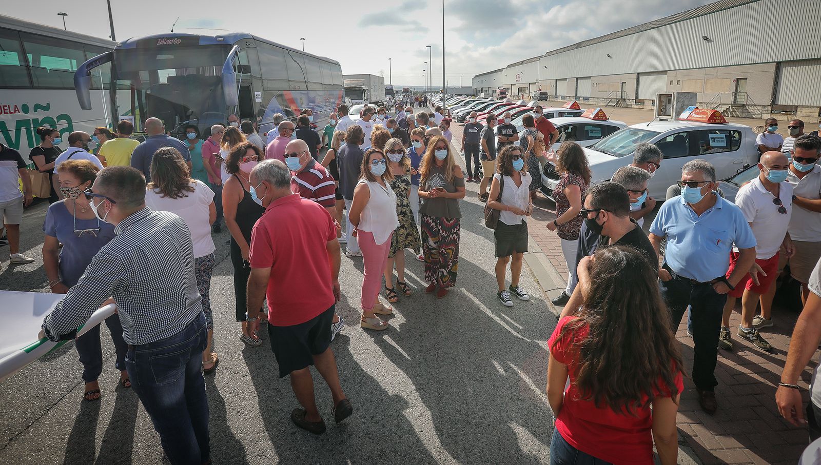 Imágenes de la caravana de protesta de las autoescuelas  por la falta de examinadores