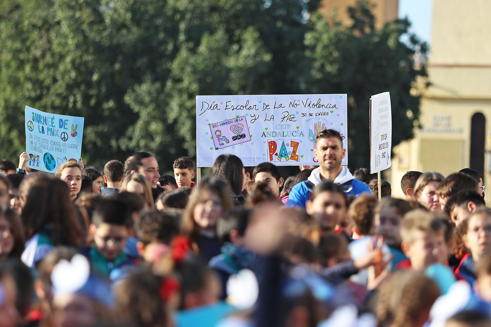 Imágenes del acto del Día a la No Violencia y la Paz del Colegio La Hispanidad