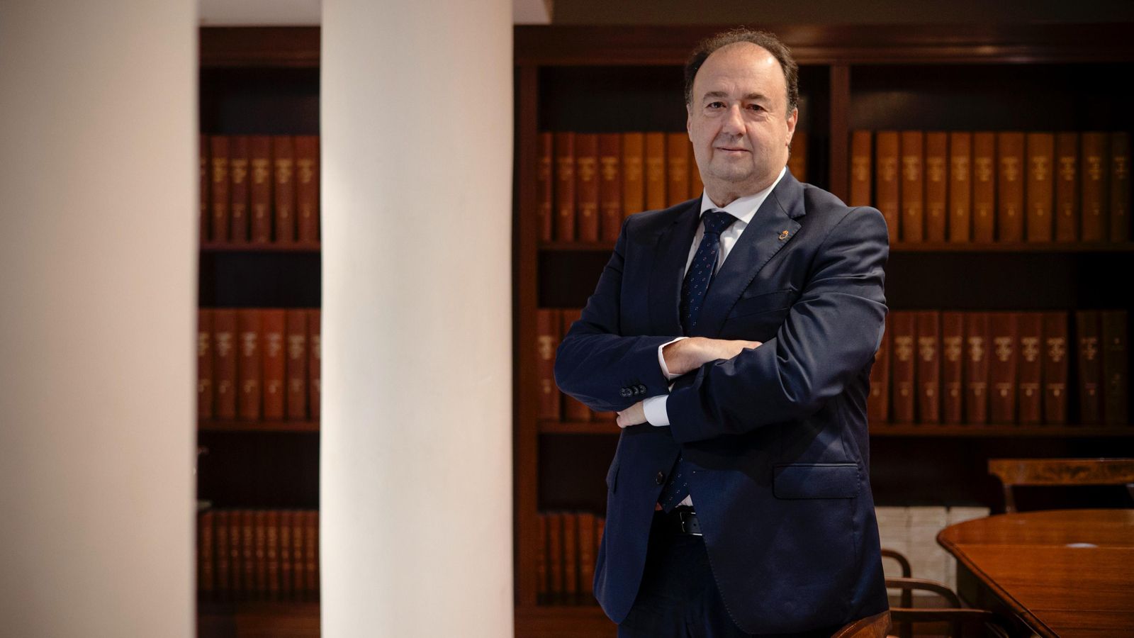 El rector de la UCA, en la Hemeroteca de'Diario de Cádiz'.