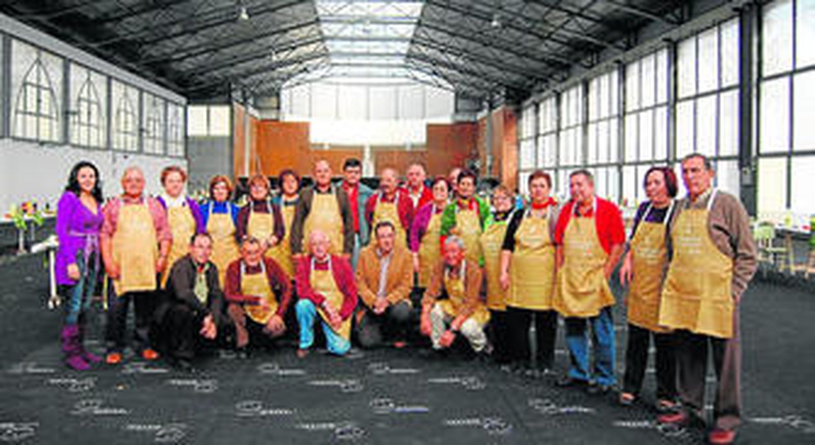 Foto de familia de los quince canteros jubilados junto a sus esposas y el alcalde de Macael, Juan Pastor.