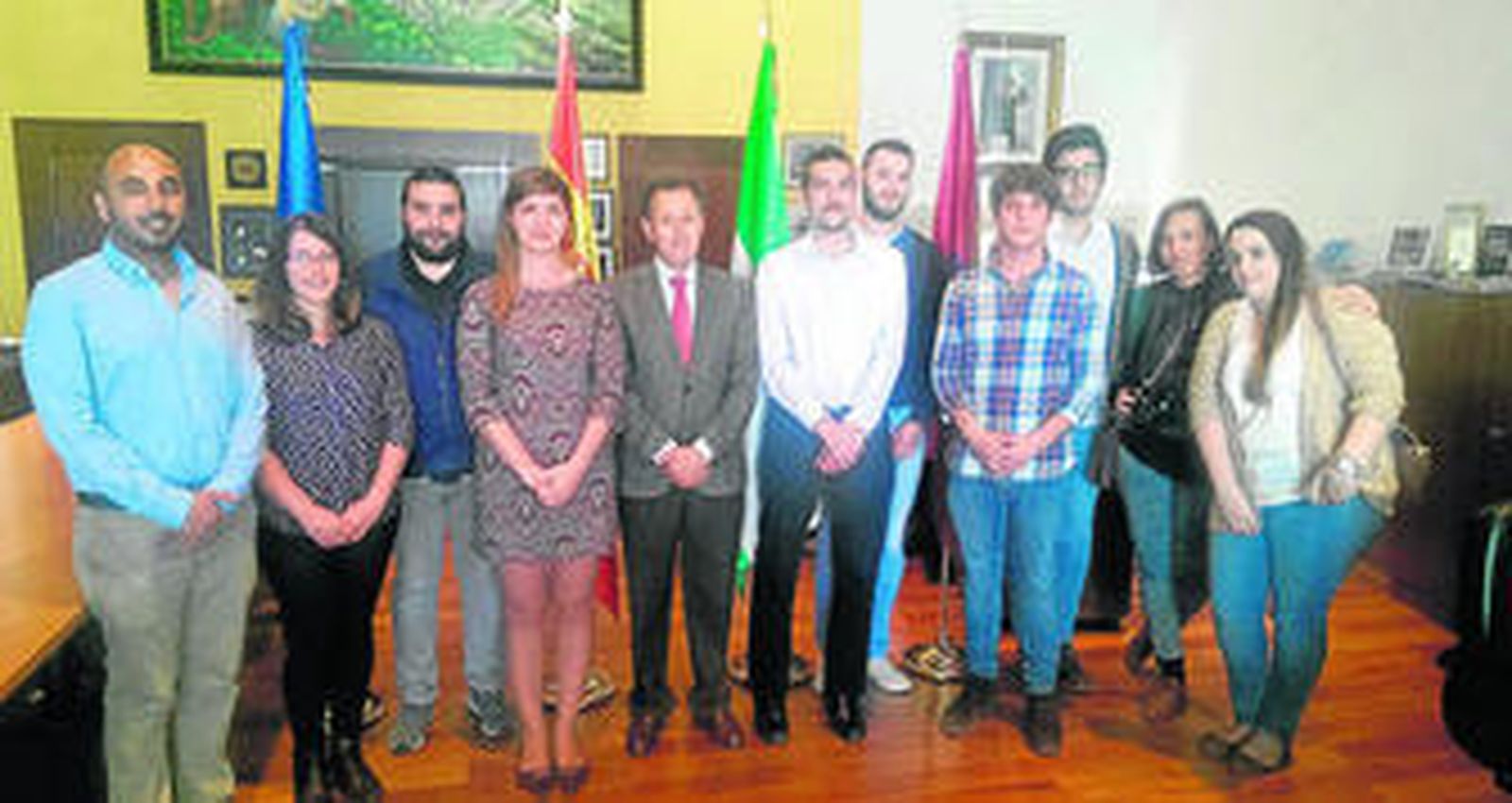 Autoridades municipales con miembros de la firma local, ayer en la Alcaldía.