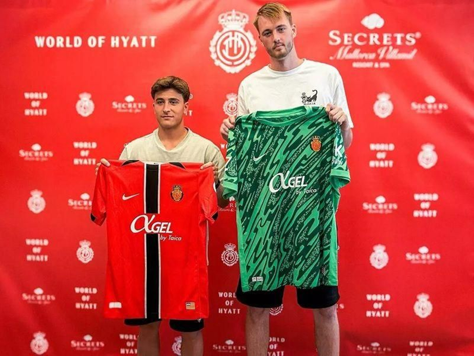 Las dos nuevas caras del RCD Mallorca 2025/26, Pablo Torre y Lucas Bergström, en su presentación.