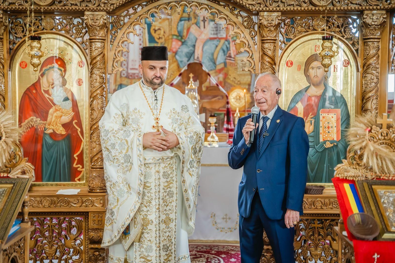Gabriel Amat y el padre Adrian, en el acto homenaje de su despedida.