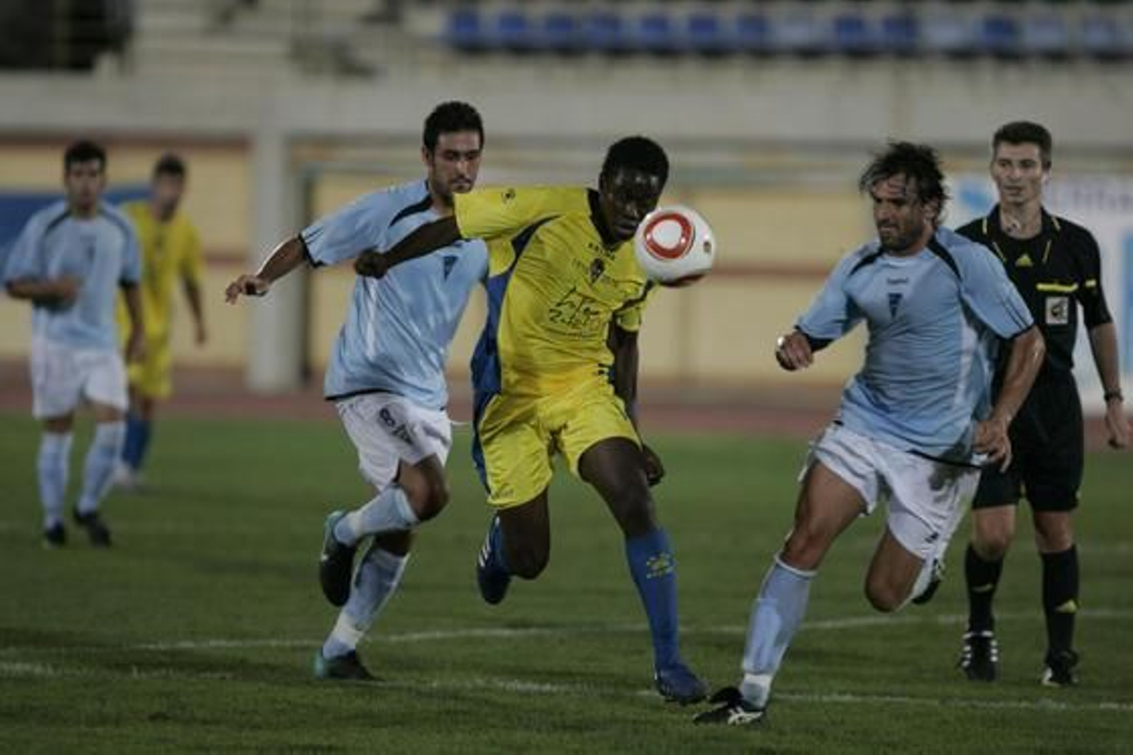 Moke sale con fuerza al contragolpe. 

Foto: Javier Alonso