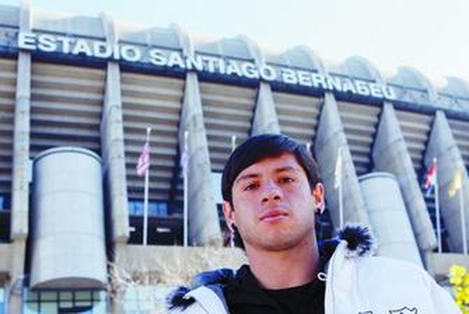 Acuña posa junto al Bernabéu el día que firmó con el Real Madrid.