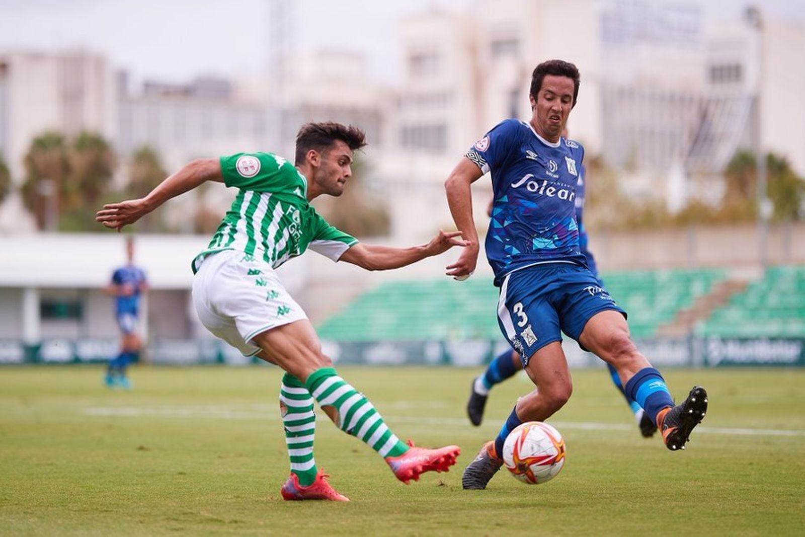 Baena intenta centrar ante Duro.