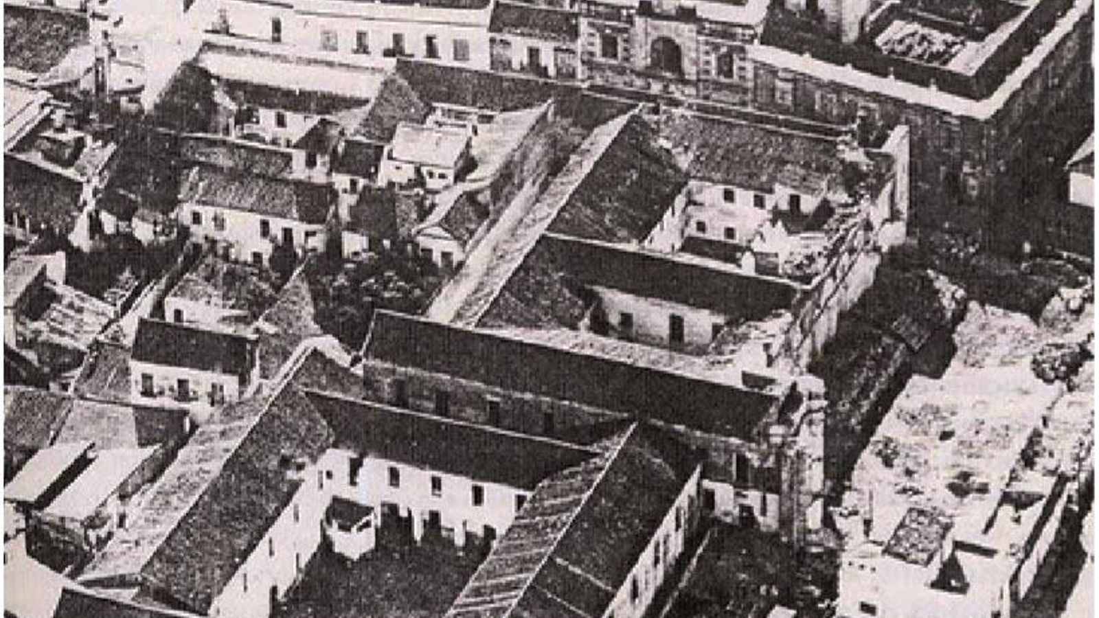 Fotografía aérea tomada en 1955 perteneciente a la serie “Paisajes Españoles”. En la parte inferior de la imagen puede verse el claustro oriental del antiguo Convento de la Merced convertido en Cuartel de Escopeteros ya abandonado