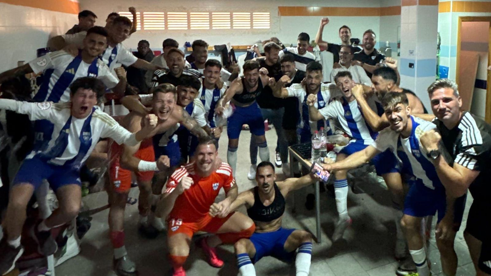 Los jugadores de La Unión Atlético celebran su victoria sobre el UCAM Murcia