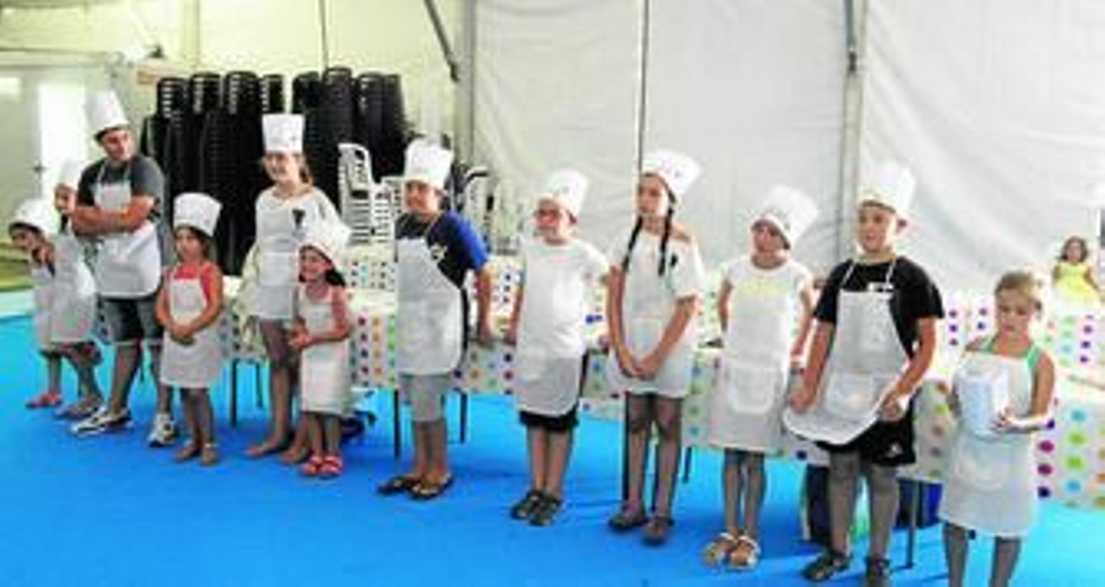 Los doce participantes del II Concurso de Gastronomía Infantil 'Mini Chef Feria de Almería' posaron así de sonrientes tras conocer que todos pasan a la gran final de hoy.