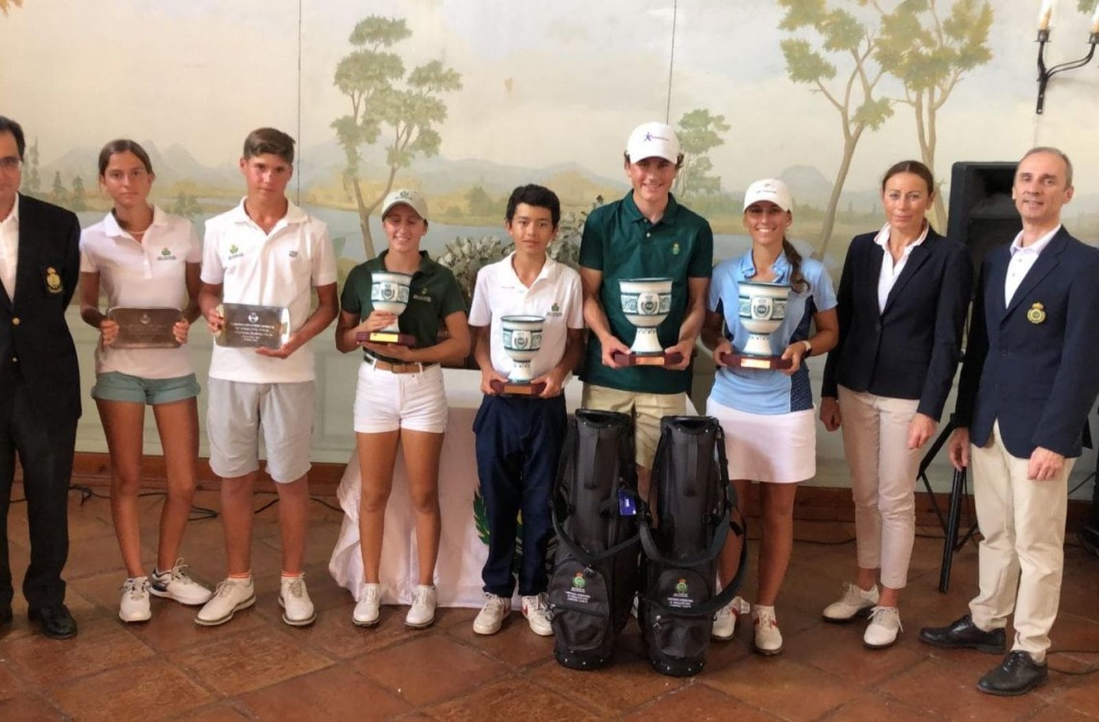 Los primeros clasificados, en la entrega de premios