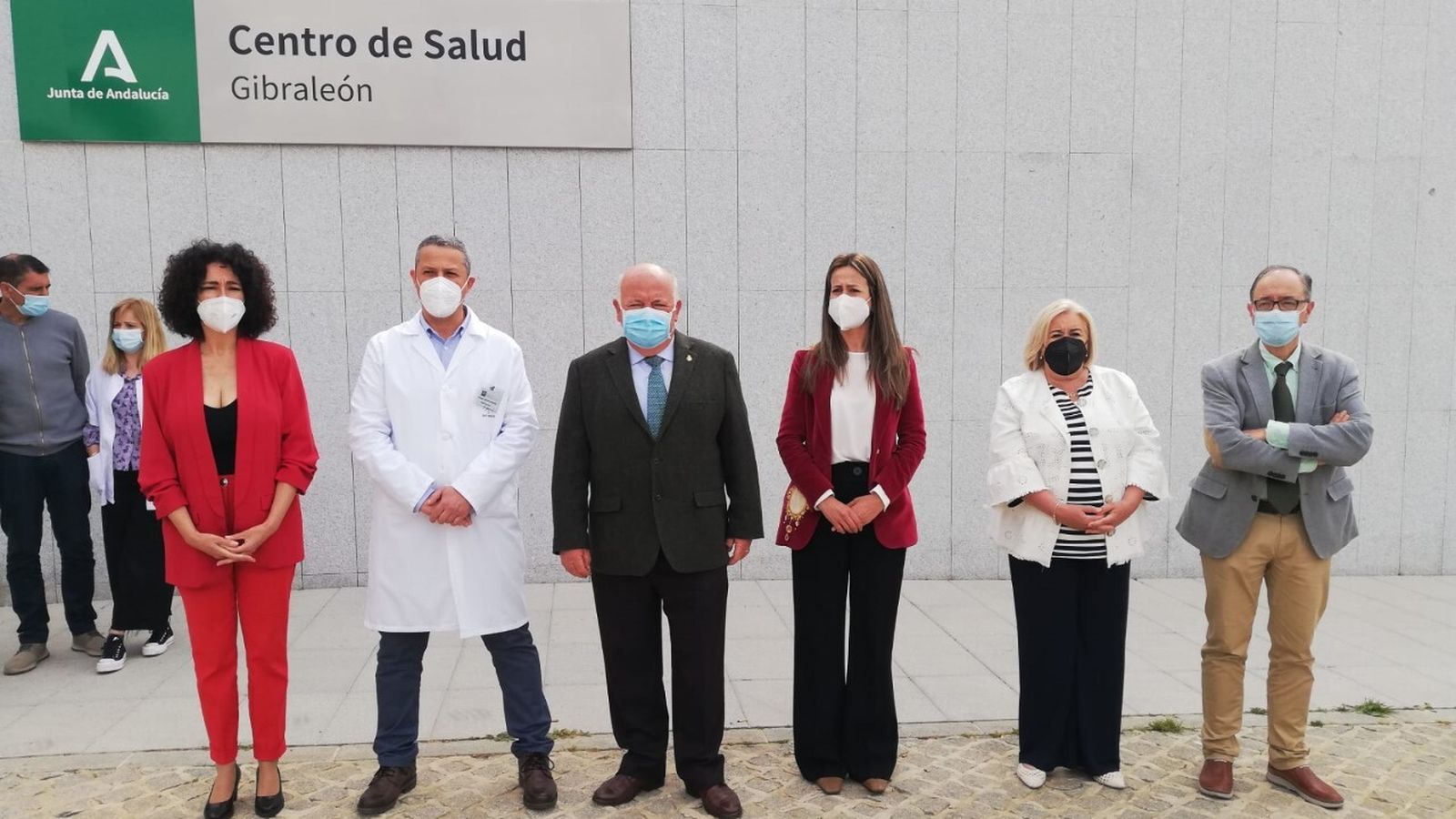 Foto de familia de la inauguración institucional del nuevo centro de salud de Gibraleón.