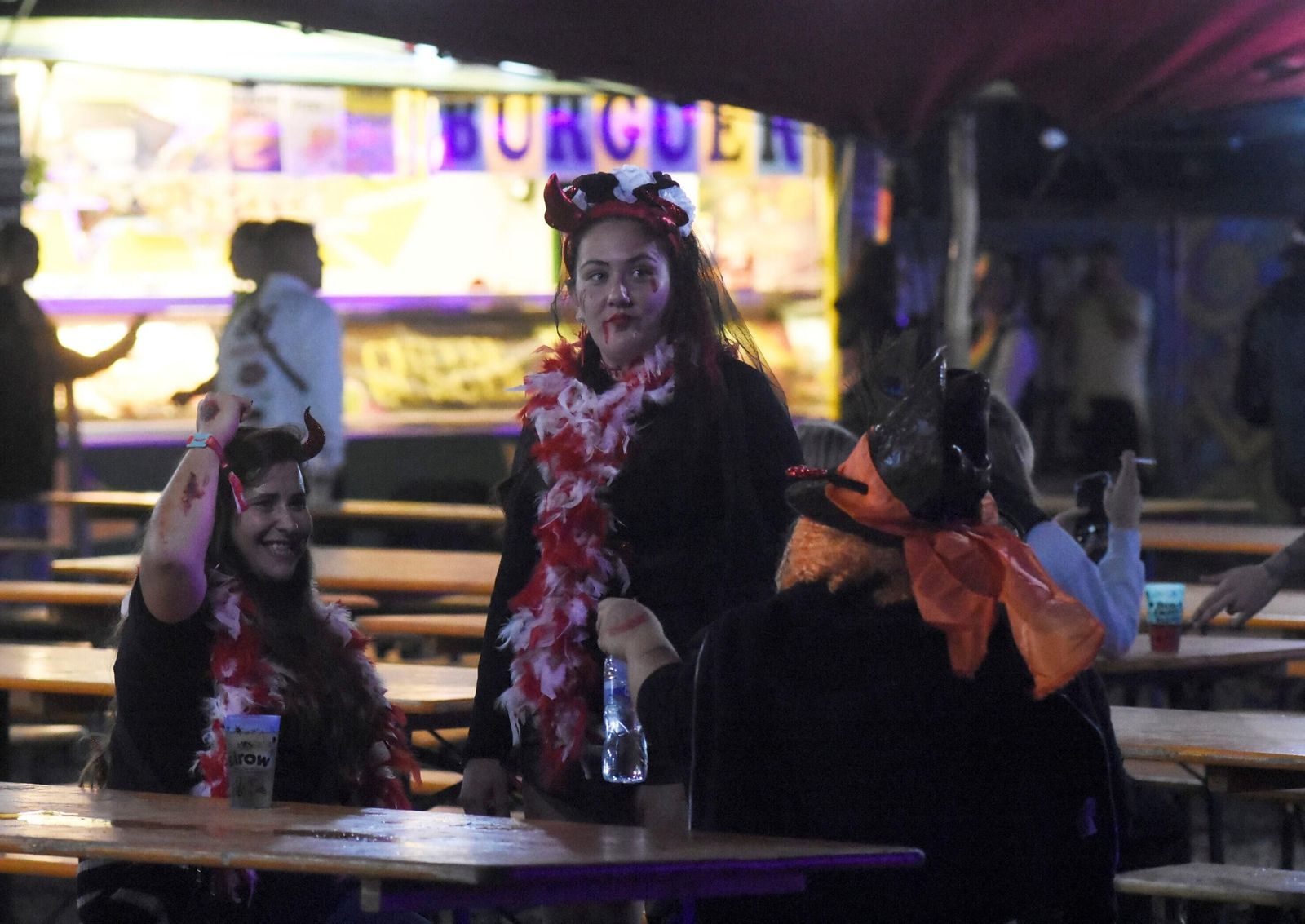 El festival Elrow reúne en Córdoba a miles de personas, en imágenes