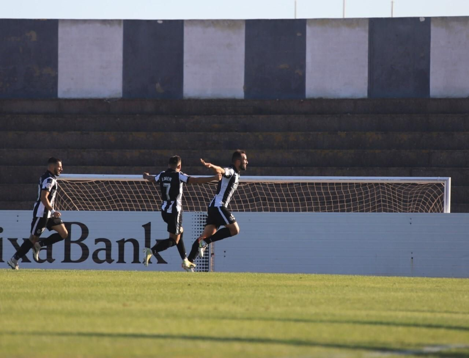 Fran Morante, perseguido por Loren y Antoñito, celebra el primero de sus goles