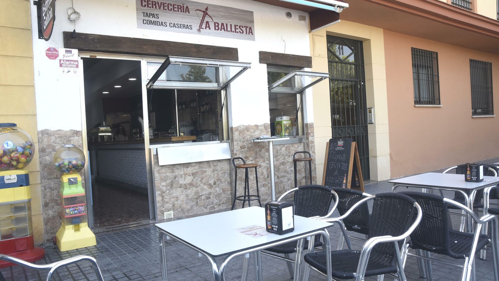 Imagen de la terraza de la Cervecería La Ballesta.