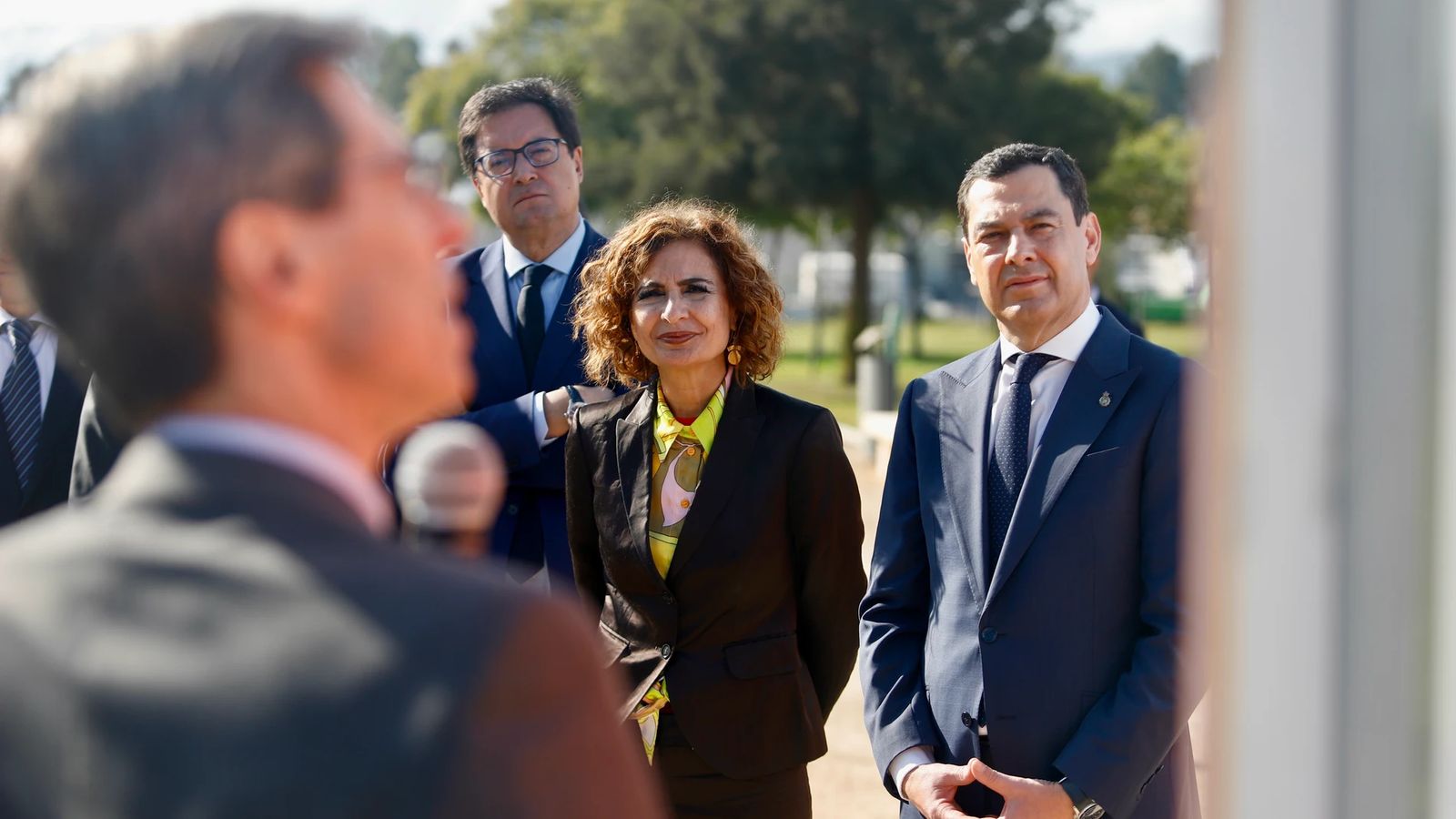 María Jesús Montero, ministra de Hacienda, junto a Juanma Moreno, presidente de la Junta de Andalucía.