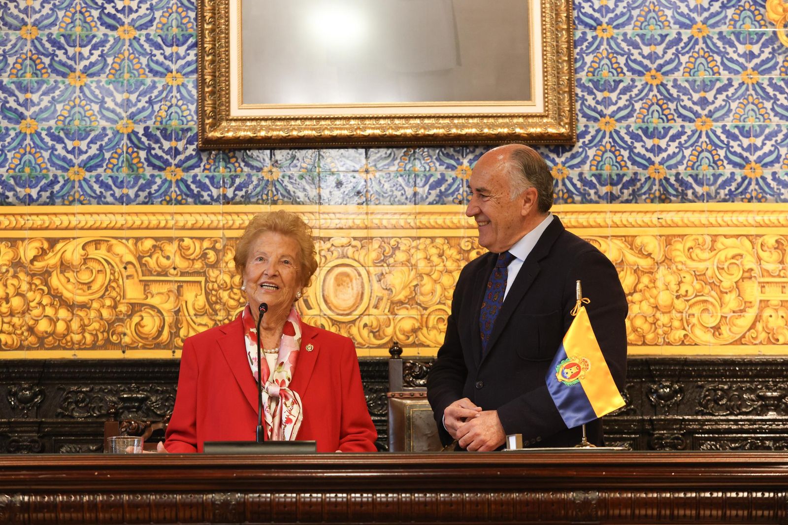 Fotos de la imposición de la insignia de la ciudad de Algeciras a Palma Briales de León