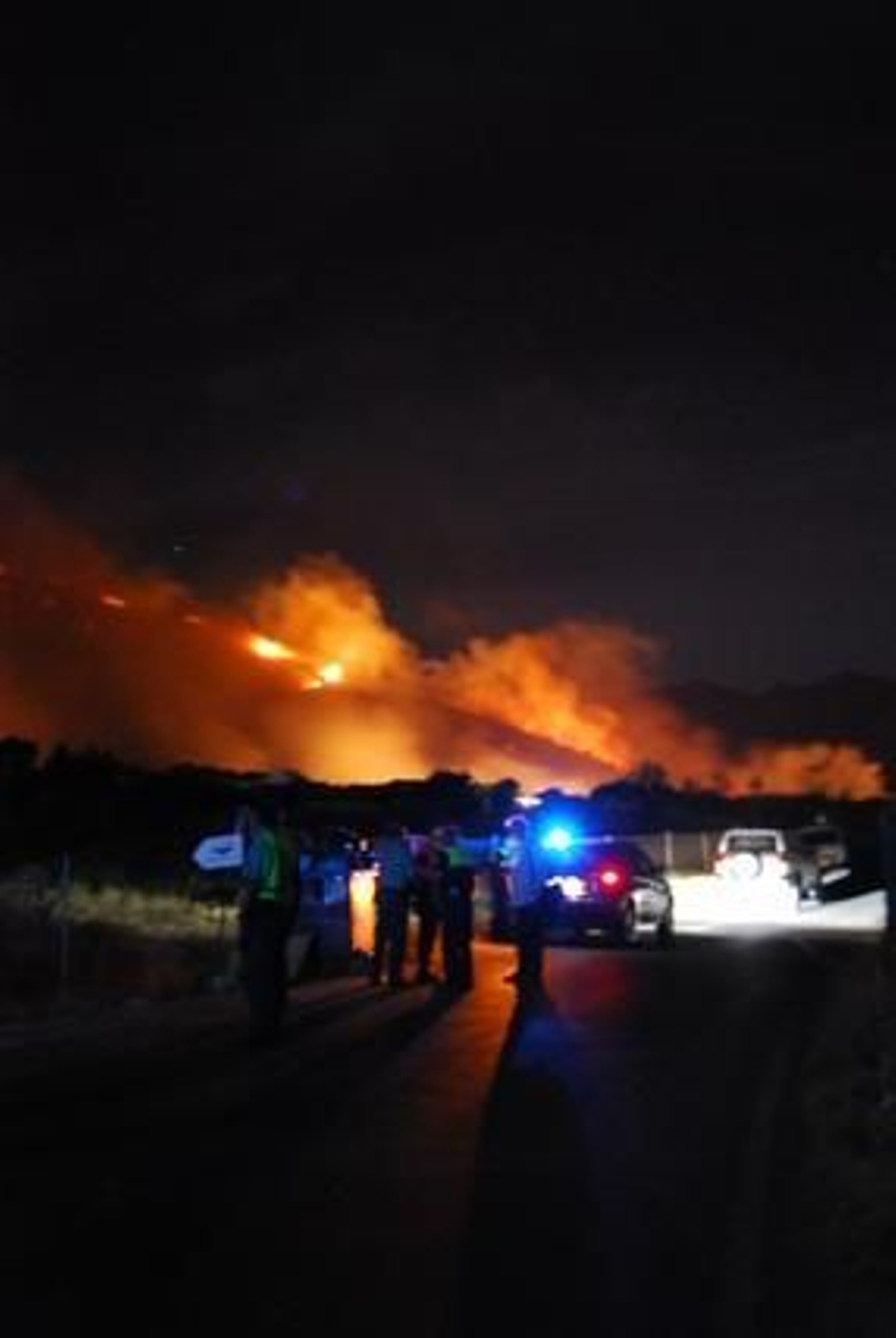 Más de 200 desalojados por el fuego de Mijas y varias casas quemadas