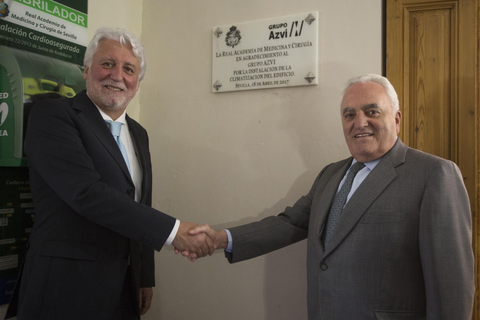 El doctor Castiñeiras y Manuel Contreras Ramos, presidente de Grupo Azvi, ayer.